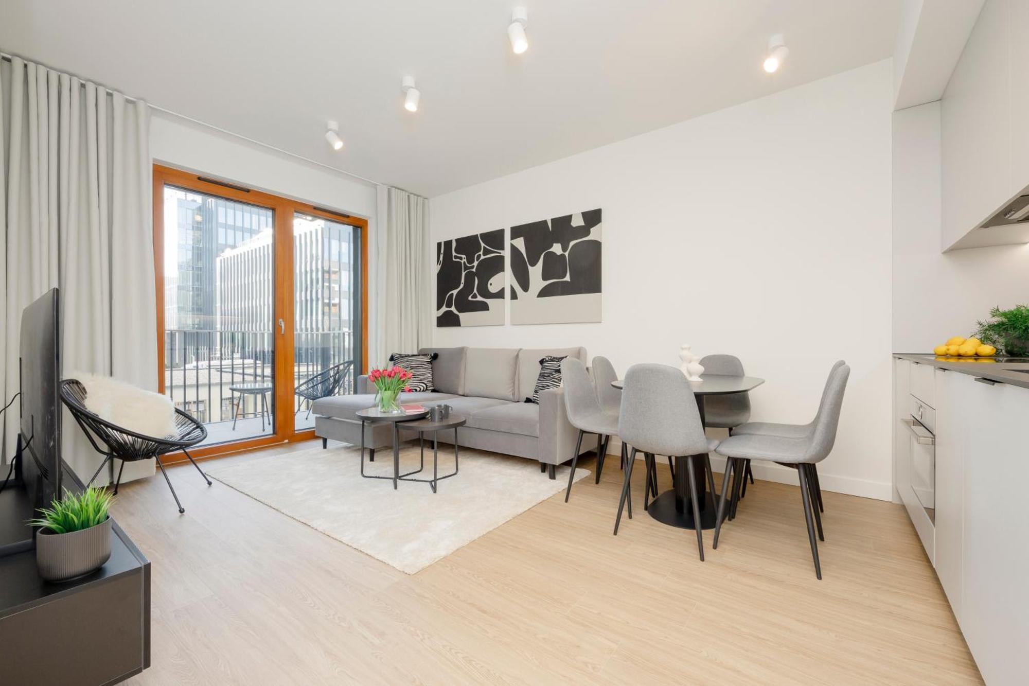 Three-bedroom Mokotow With Balcony By Renters * Warschau