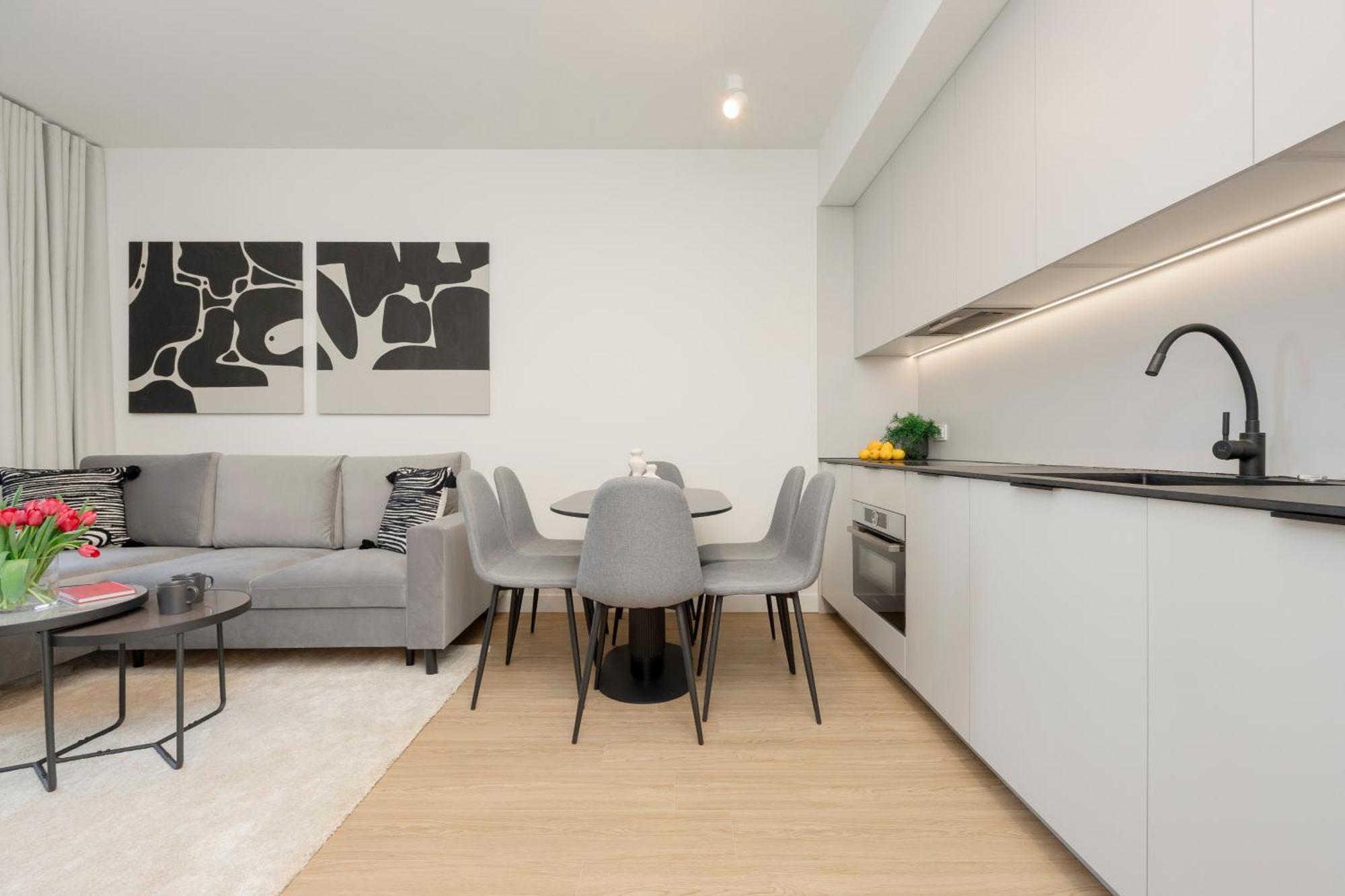 Three-bedroom Mokotow With Balcony By Renters * Warschau
